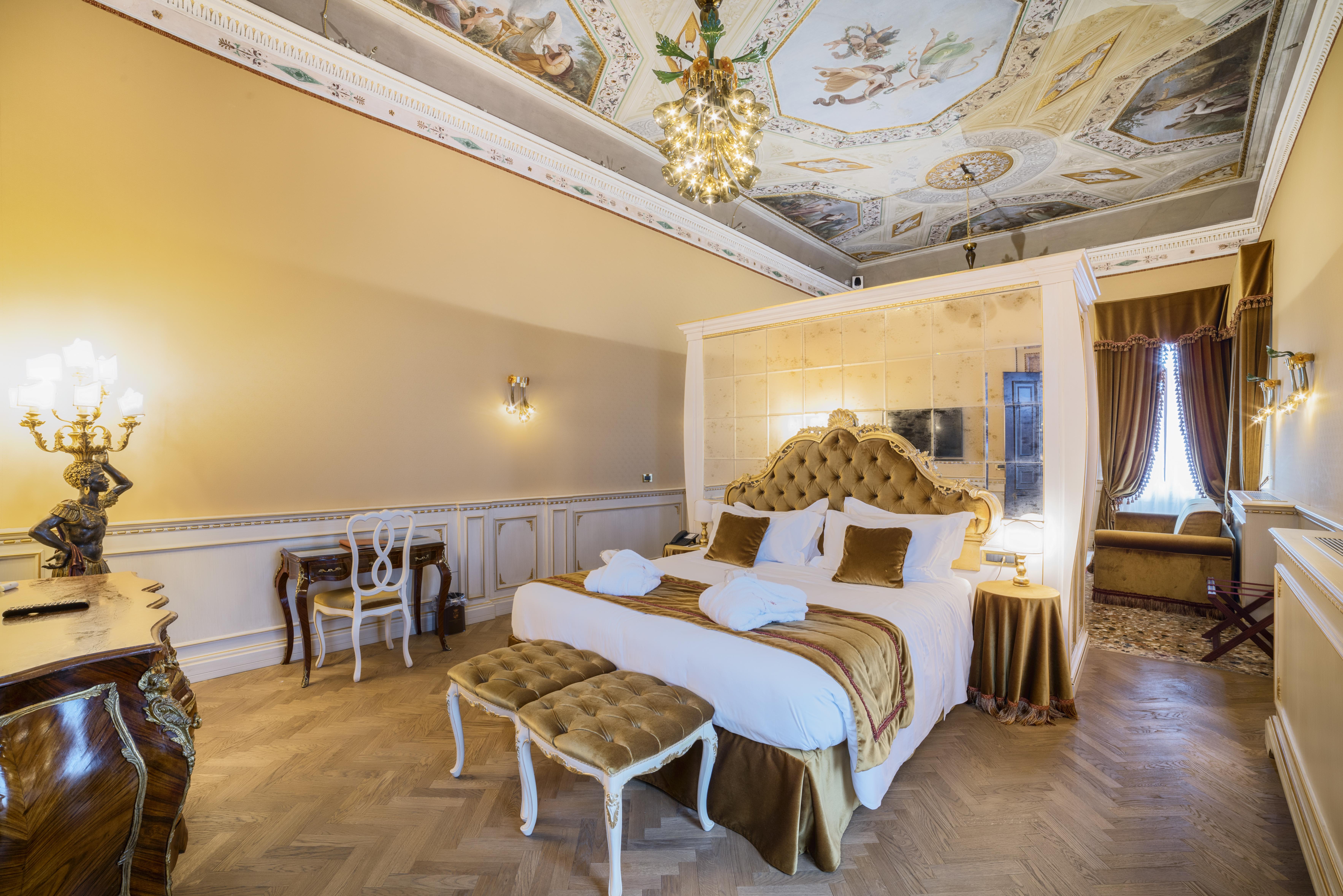 Hotel Nani Mocenigo Palace Венеция Екстериор снимка A room at the hotel
