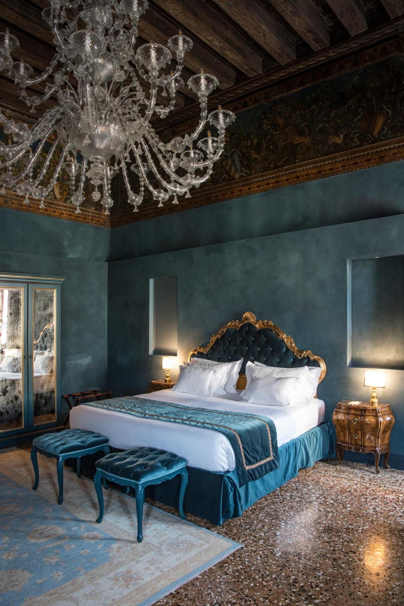 Hotel Nani Mocenigo Palace Венеция Екстериор снимка A room at the hotel