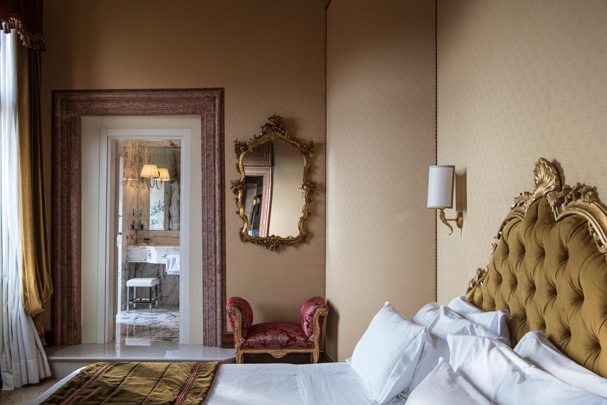 Hotel Nani Mocenigo Palace Венеция Екстериор снимка A room at the hotel