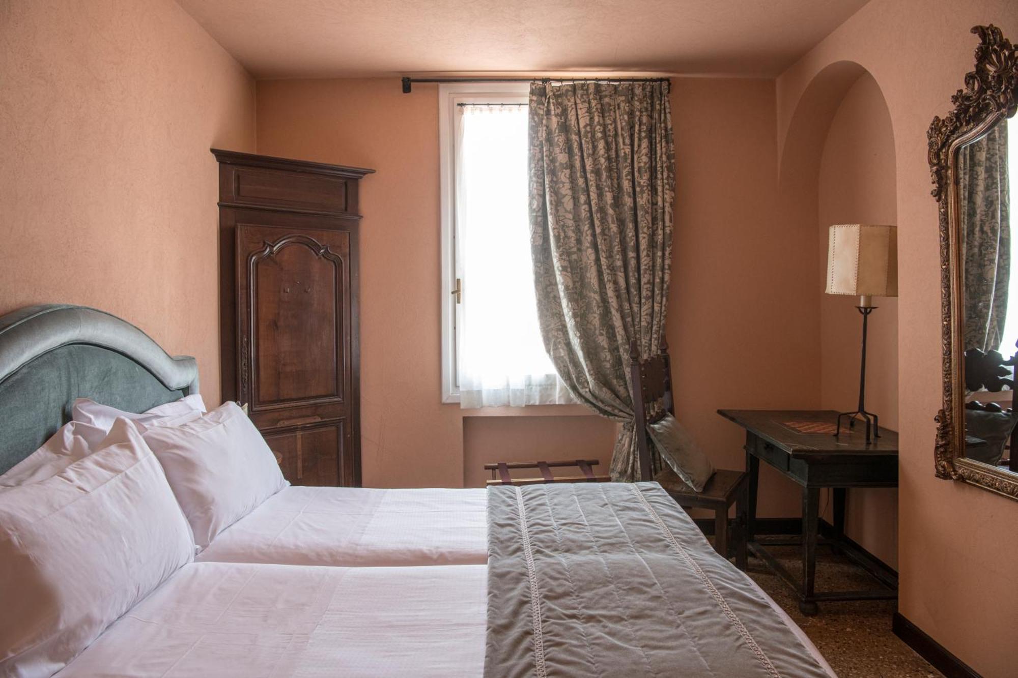 Hotel Nani Mocenigo Palace Венеция Екстериор снимка A room at the hotel