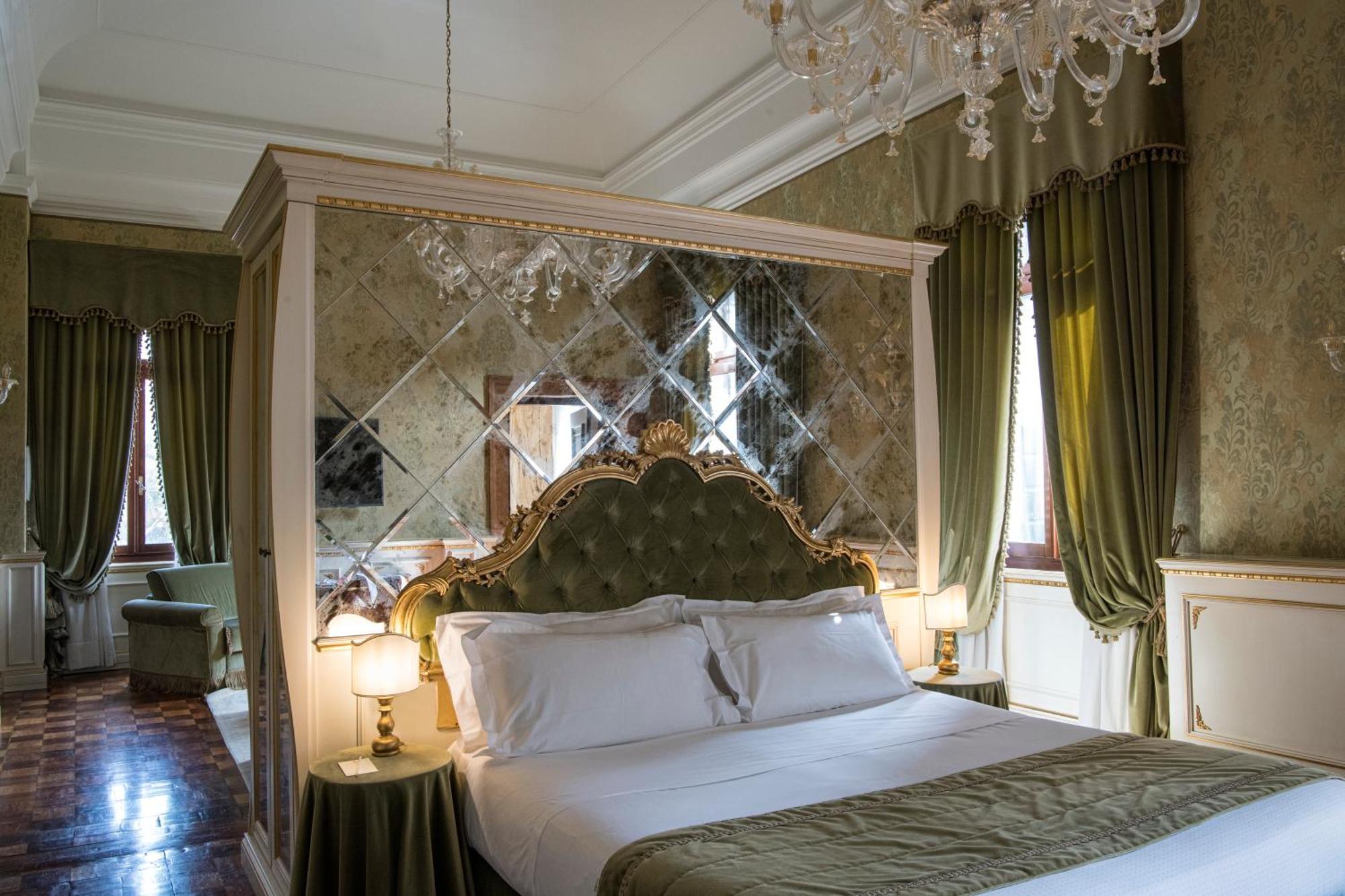 Hotel Nani Mocenigo Palace Венеция Екстериор снимка A room at the Hotel Excelsior