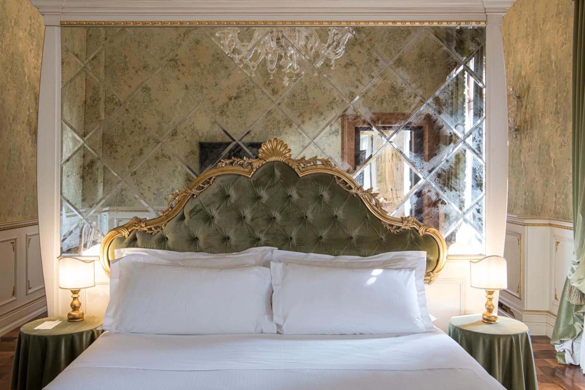 Hotel Nani Mocenigo Palace Венеция Екстериор снимка A bedroom at the Hotel Excelsior