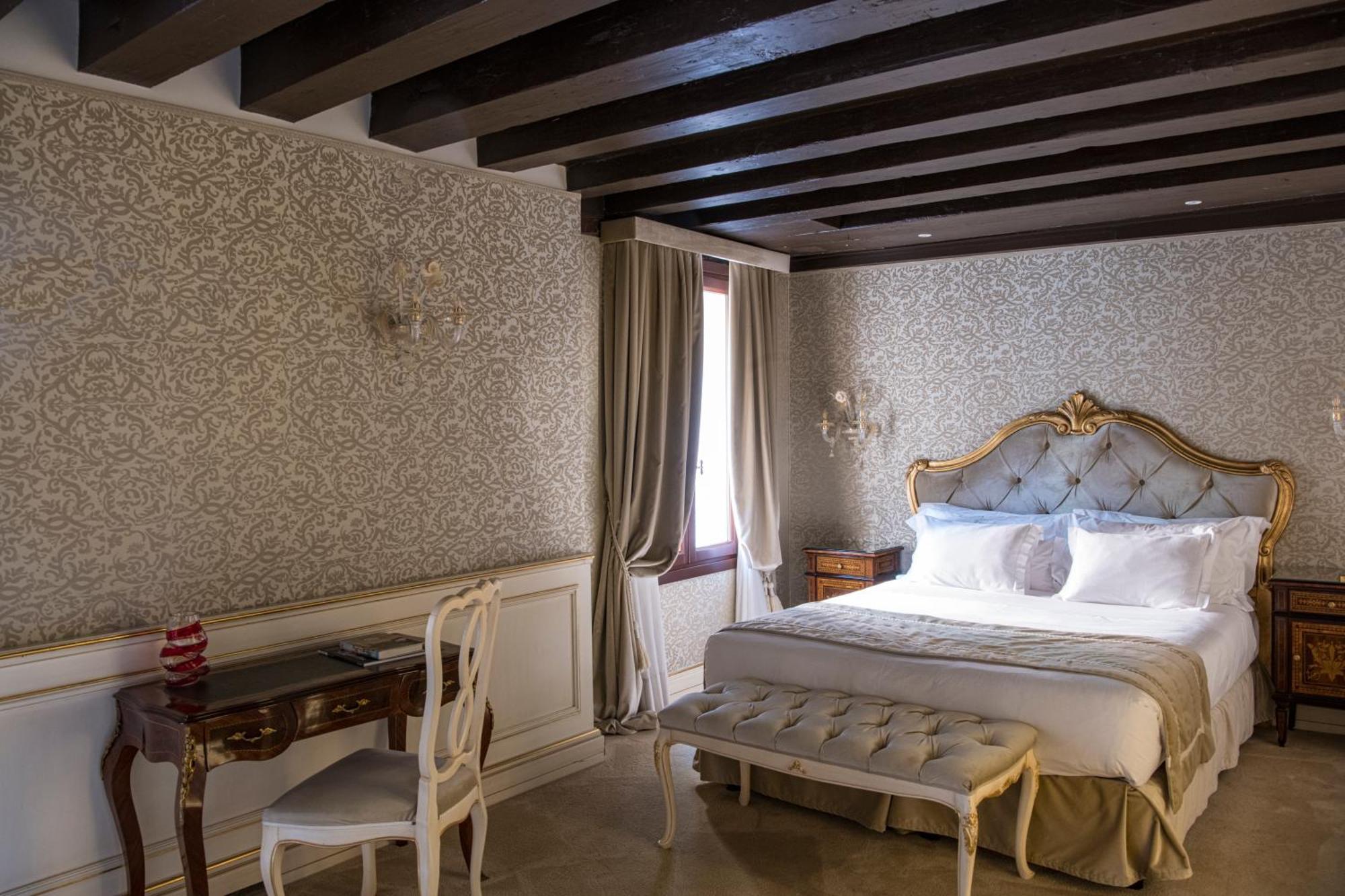 Hotel Nani Mocenigo Palace Венеция Екстериор снимка A room at the hotel