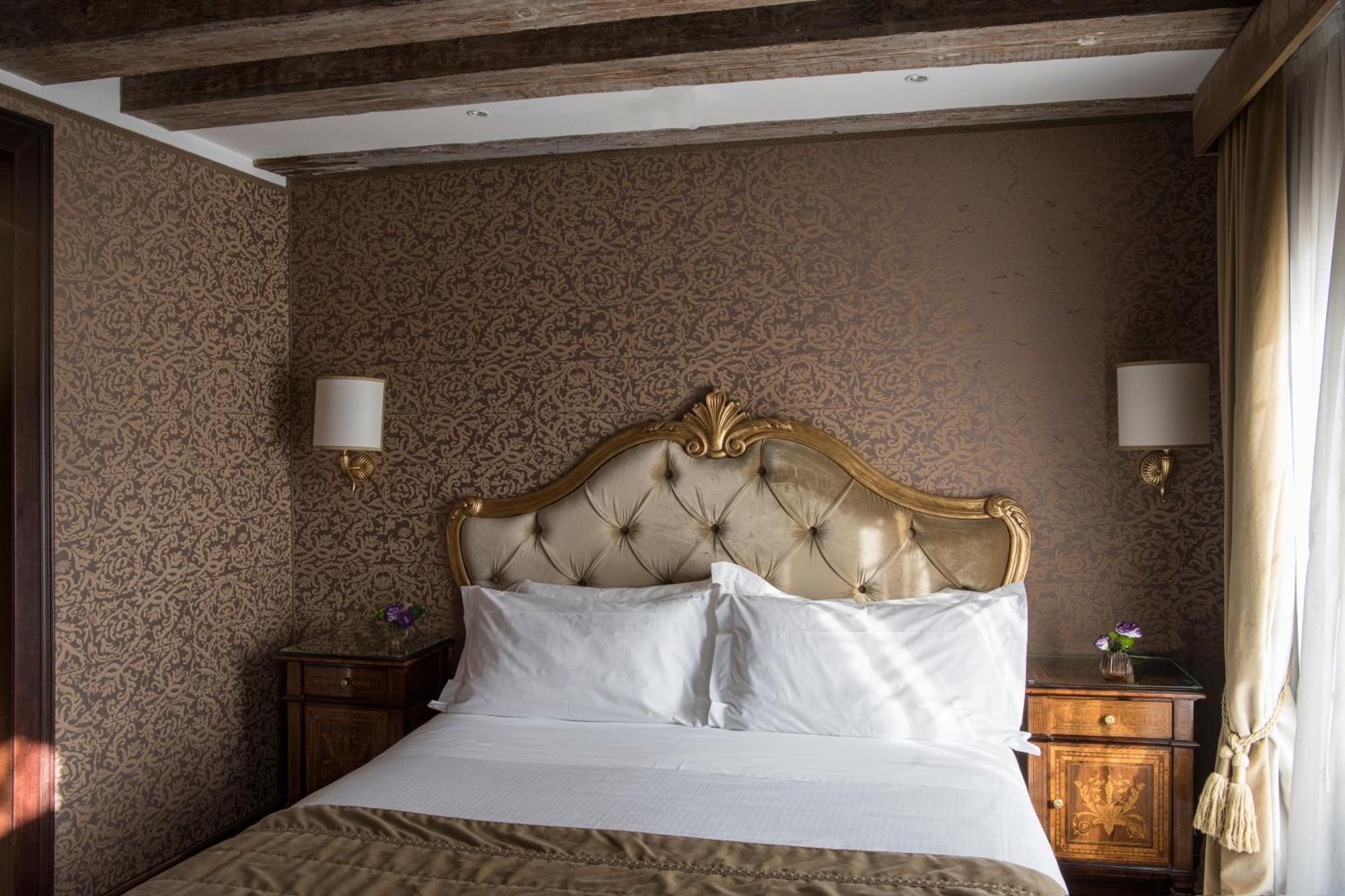 Hotel Nani Mocenigo Palace Венеция Екстериор снимка A bedroom at the hotel